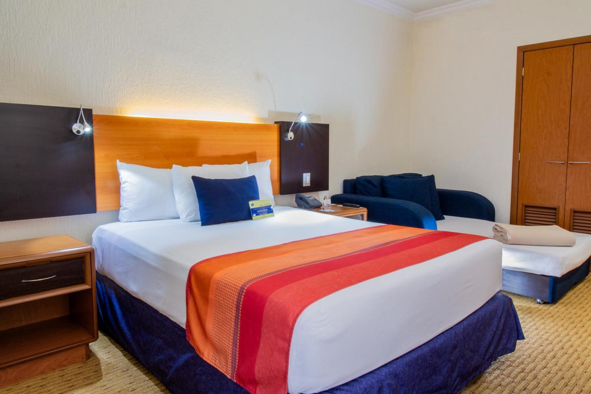 Hotel Guadalajara Plaza Expo Екстериор снимка